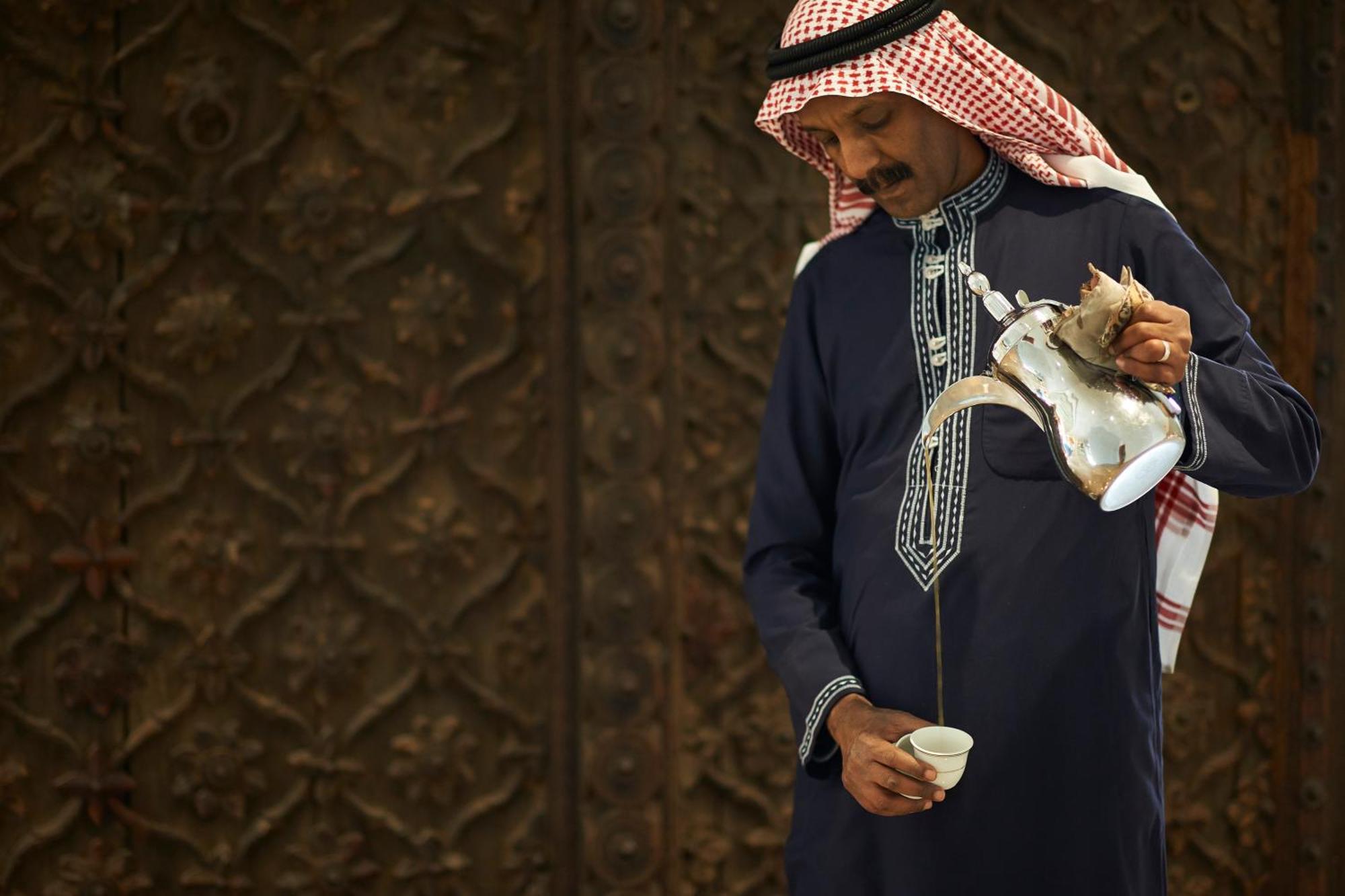 Marina Hotel Kuwait City Exterior photo A man in traditional Saudi Arabian dress