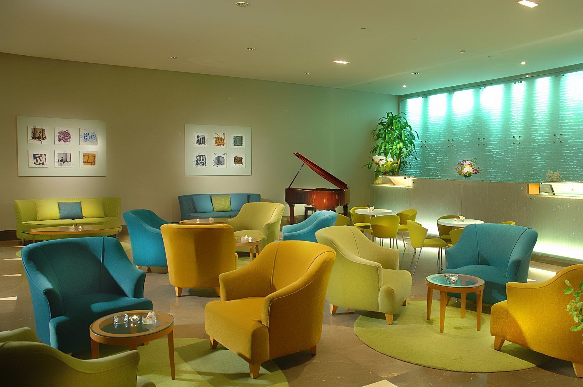 Marina Hotel Kuwait City Restaurant photo The lounge at the airport